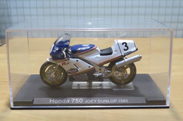 Picture of Joey Dunlop RC45 Honda RVF750 1985 1:24