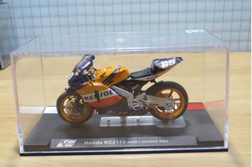 Afbeelding van Nicky Hayden Honda RC211V 2004 1:24