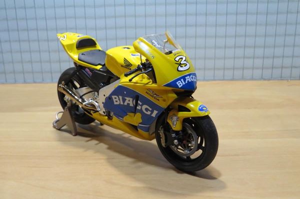 Picture of Max Biaggi Honda RC211V 2004 1:12 diecast