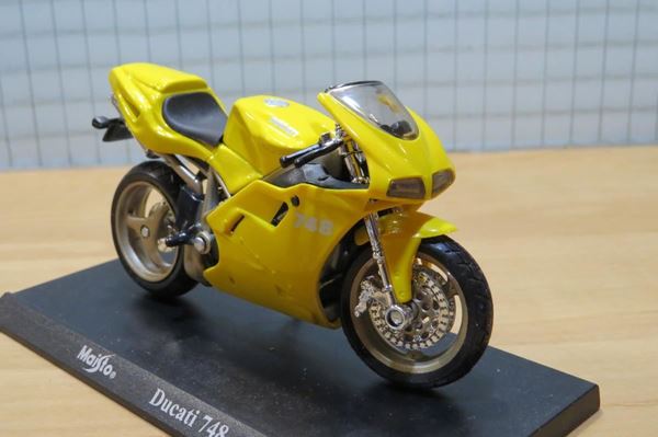 Picture of Ducati 748 yellow 1:18 blister