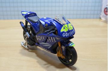 Afbeelding van Valentino Rossi Yamaha YZR-M1 2004 1:18 Maisto
