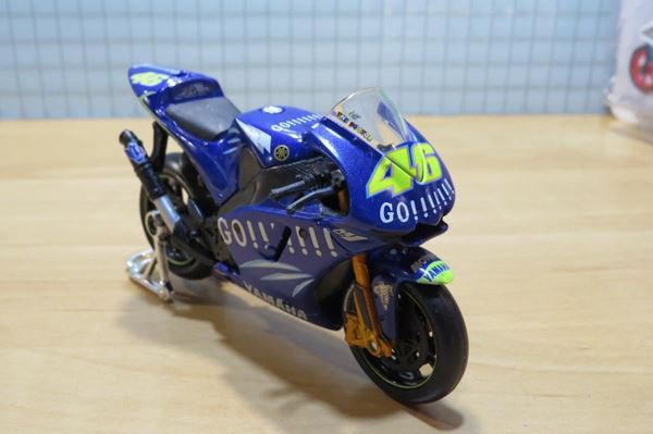 Picture of Valentino Rossi Yamaha YZR-M1 2004 1:18 Maisto