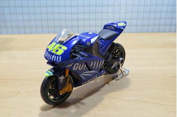 Afbeelding van Valentino Rossi Yamaha YZR-M1 2004 1:18 Maisto los