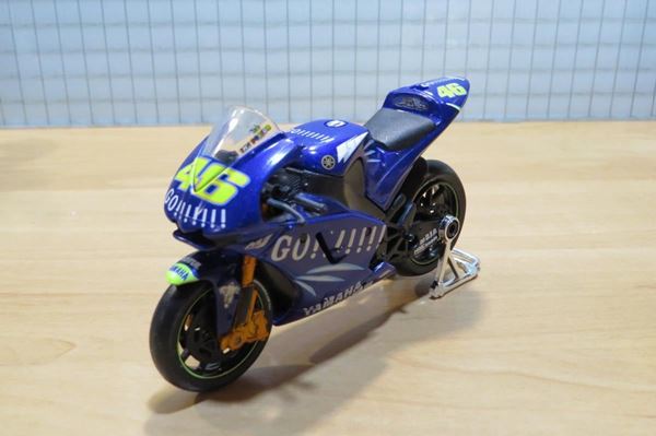 Picture of Valentino Rossi Yamaha YZR-M1 2004 1:18 Maisto los