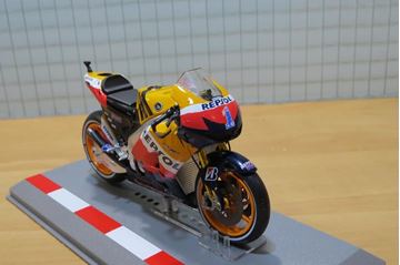 Afbeelding van Casey Stoner Honda RC212V 2012 Repsol team 1:18 diecast
