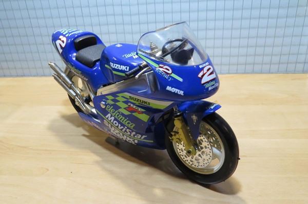 Picture of Kenny Roberts jr. Suzuki RGV500 2000 1:10 los