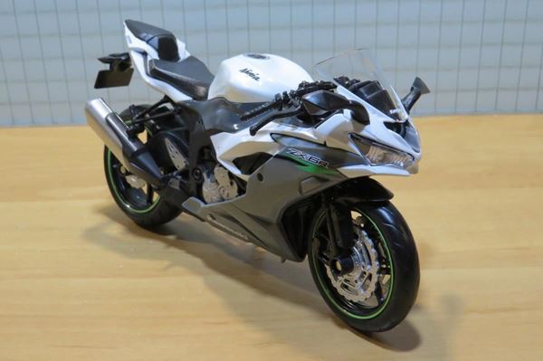 Picture of Kawasaki Ninja ZX-6R 636 white/blk 1:12 644106