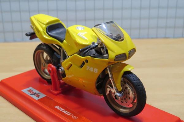 Picture of Ducati 748 yellow 1:18 los