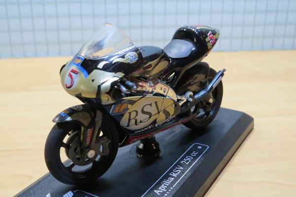 Picture of Marco Melandri Aprilia RSV250 2002 1:18 los