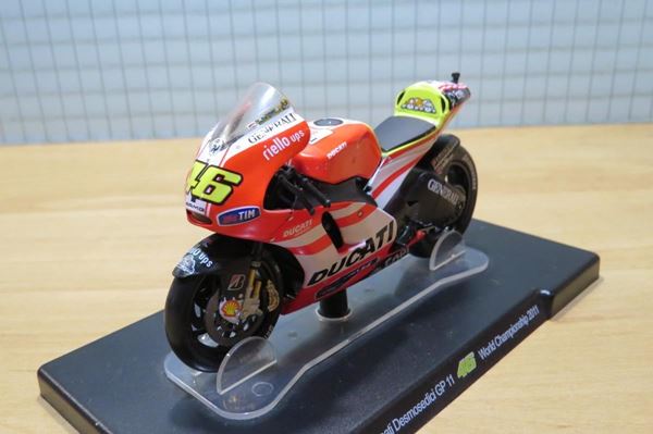 Picture of Valentino Rossi Ducati Desmosedici 2011 1:18