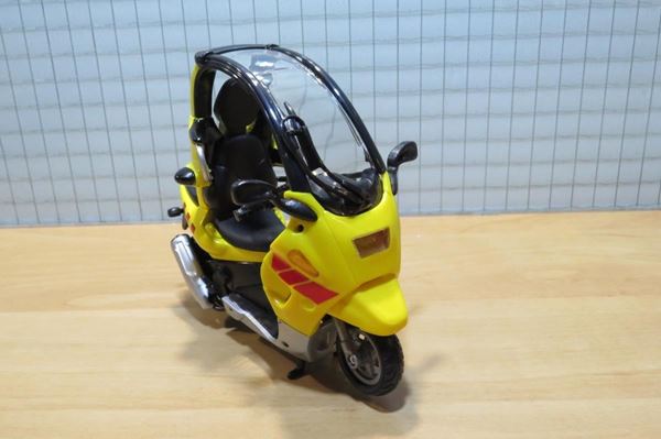 Picture of BMW C1 1:16 yellow