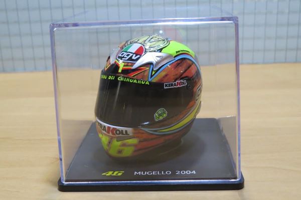 Picture of Valentino Rossi  AGV helmet 2004 Mugello 1:5