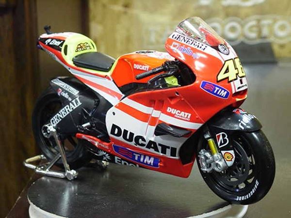 Picture of Valentino Rossi Ducati Desmosedici 2011 1:10 31193 los