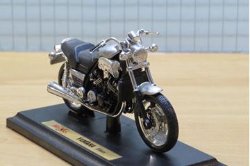 Afbeelding van Yamaha V-Max zilver 1:18 maisto