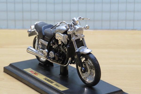 Picture of Yamaha V-Max zilver 1:18 maisto