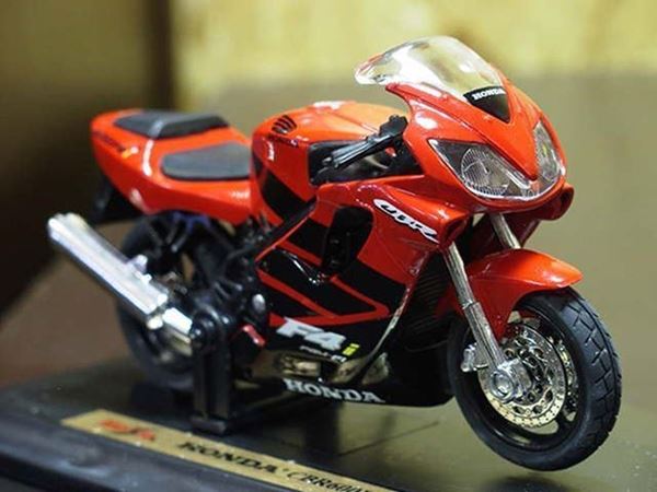 Picture of Honda CBR600F4 CBR600 sport red 1:18 Maisto