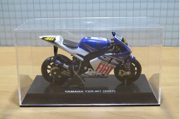Afbeelding van Valentino Rossi Yamaha YZR-M1 2007 1:18 New Ray