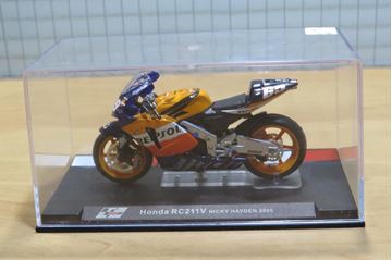 Afbeelding van Nicky Hayden Honda RC211V 2005 1:24