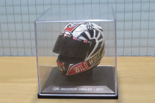 Picture of Maverick Vinales Arai world champion helmet 2013 1:5