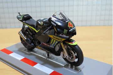 Afbeelding van Andrea Dovizioso Yamaha YZR-M1 2012 1:18