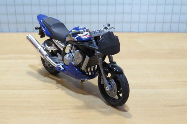 Picture of Yamaha Fazer 1000 Tuning 1:18 breuk