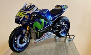 Afbeelding van Valentino Rossi Yamaha YZR-M1 2016 1:4 bouw kit Deagostini