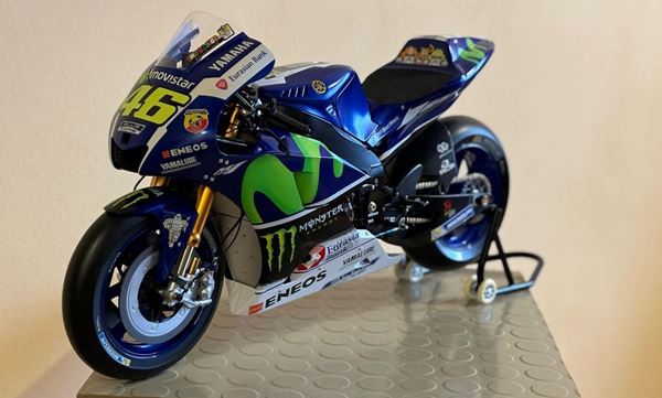 Picture of Valentino Rossi Yamaha YZR-M1 2016 1:4 bouw kit Deagostini