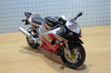 Afbeelding van Suzuki GSX-R750 blk/zil 1:12 new ray