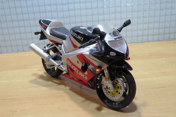Picture of Suzuki GSX-R750 blk/zil 1:12 new ray