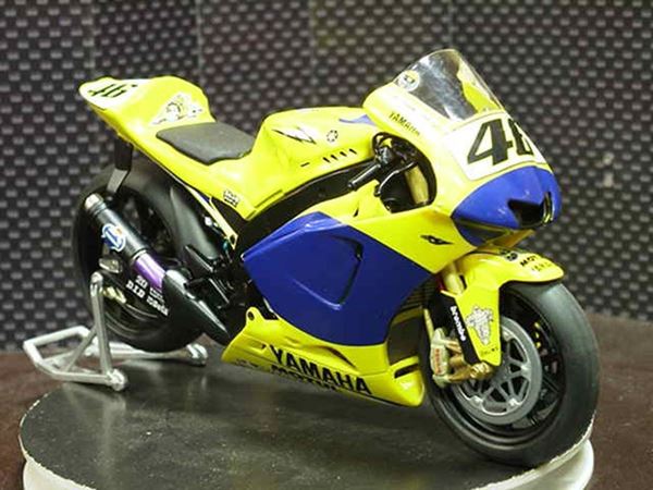 Picture of Valentino Rossi Yamaha YZR-M1 2006 1:12