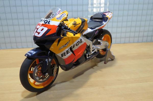 Picture of Nicky Hayden world champion Honda RC212V 2006 1:12