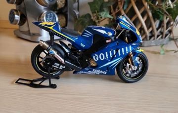 Afbeelding van Valentino Rossi Yamaha YZR M-1 2004 1:12