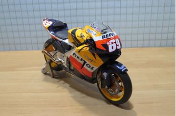 Afbeelding van Nicky Hayden world champion Honda RC212V 2006 1:12