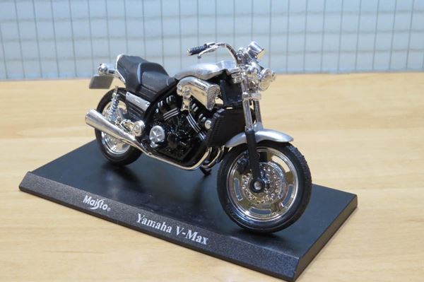 Picture of Yamaha V-Max zilver 1:18 blister