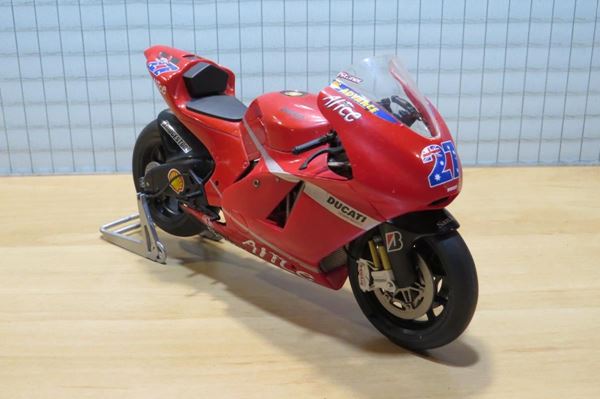 Picture of Casey Stoner Ducati Desmocedici 2007 WORLD CHAMPION 1:12 breuk