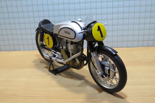 Picture of Geoff Duke Norton Manx 1 cyl. 500cc. 1950 1:9