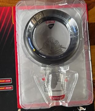 Afbeelding van Marc Marquez Ducati Lenovo Desmosedici 2025 1:4 kuipruit & voorband